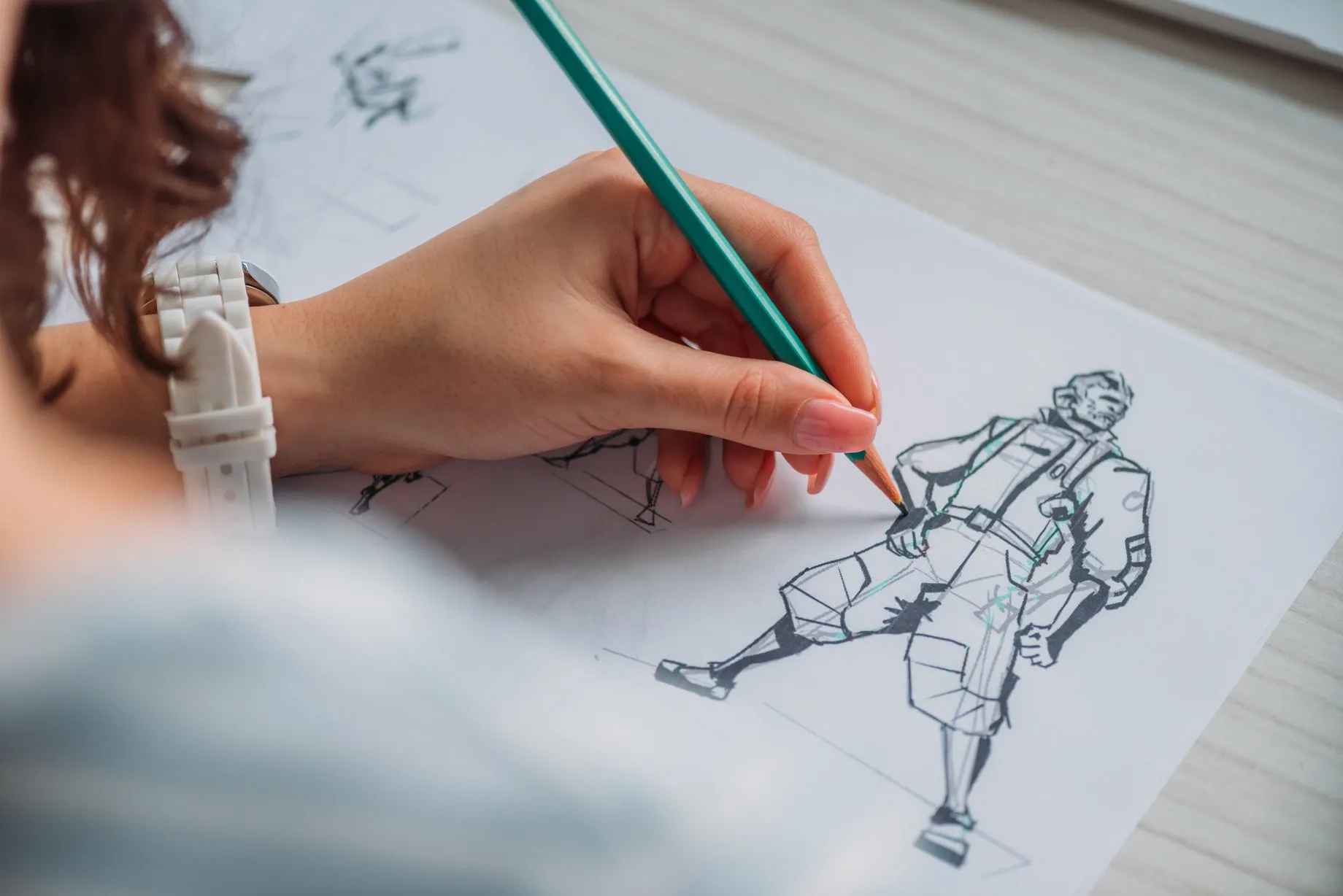 Mano dibujando un boceto a lapiz